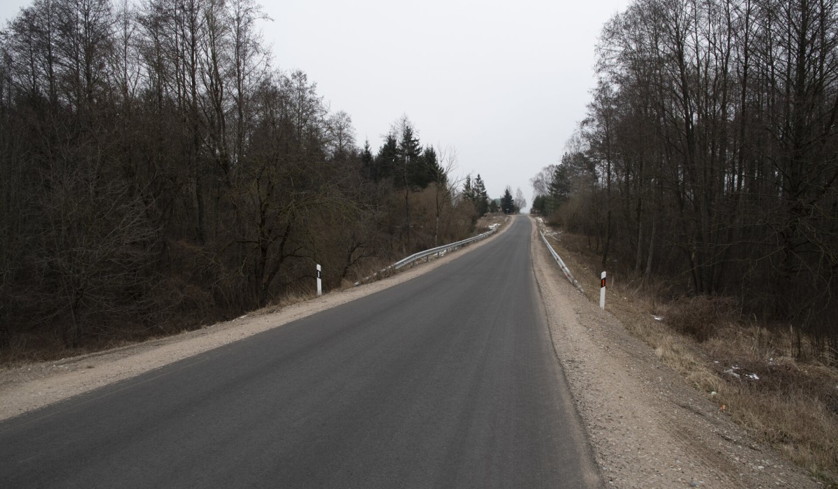 Išasfaltavus kelią, nebereikia eikvoti degalų aplinkkeliui