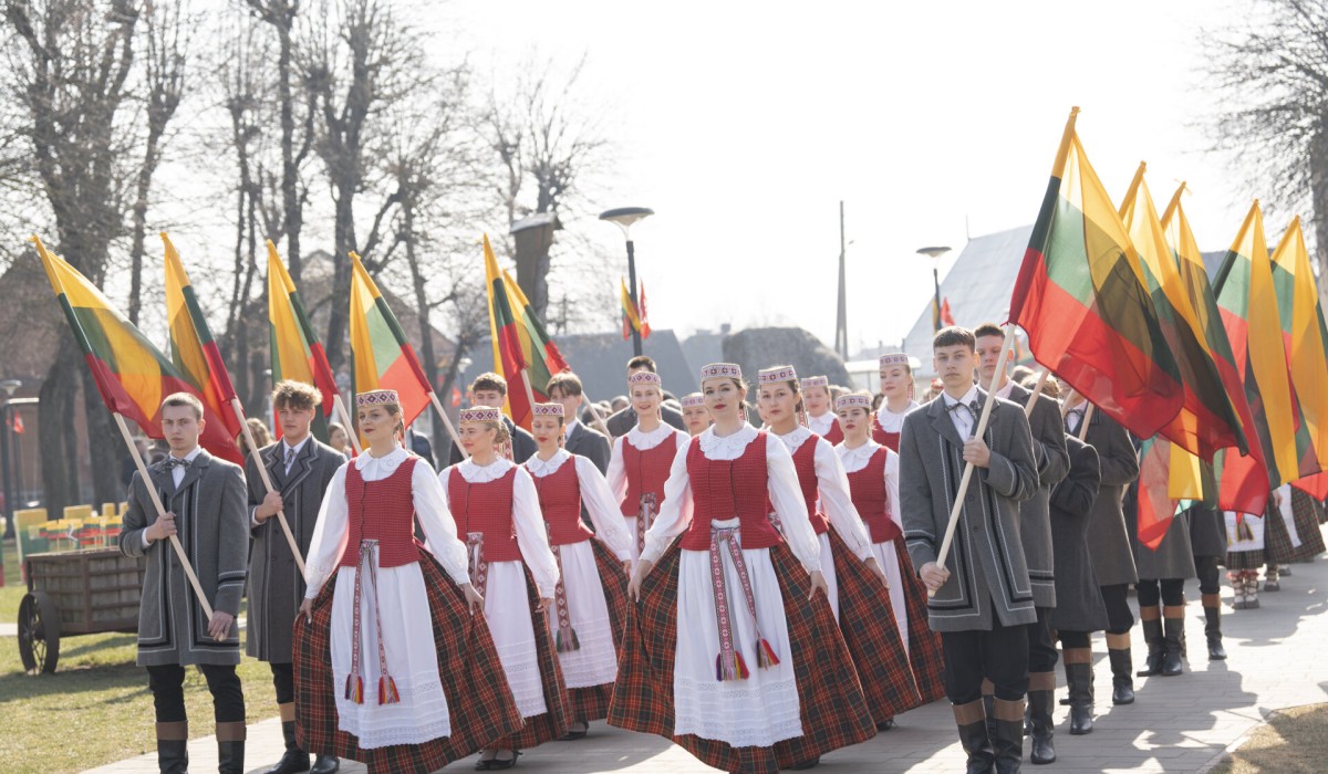 Lietuvos nepriklausomybės 35-mečiui – iškilminga eisena Butrimonyse