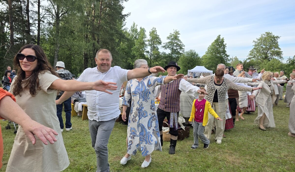 Lininė vakarienė: kai paprastumas tampa bendrystės švente