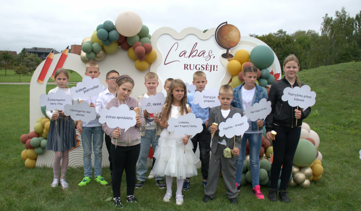 Rugsėjo 1-oji Alytaus rajone – pirmą kartą visiems vaikams surengta šventė su muzika, žaidimais...