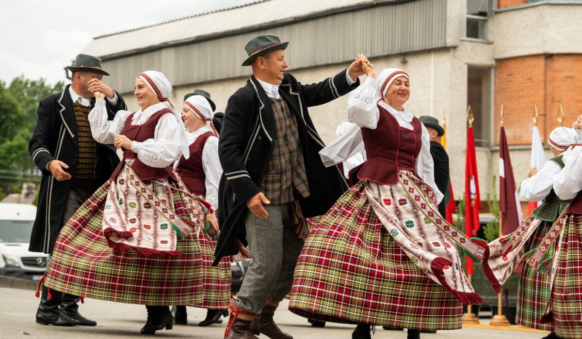 Alytaus rajono tradicijos sujungusios kartas Valstybės ir Tautiškos giesmės dieną Dauguose